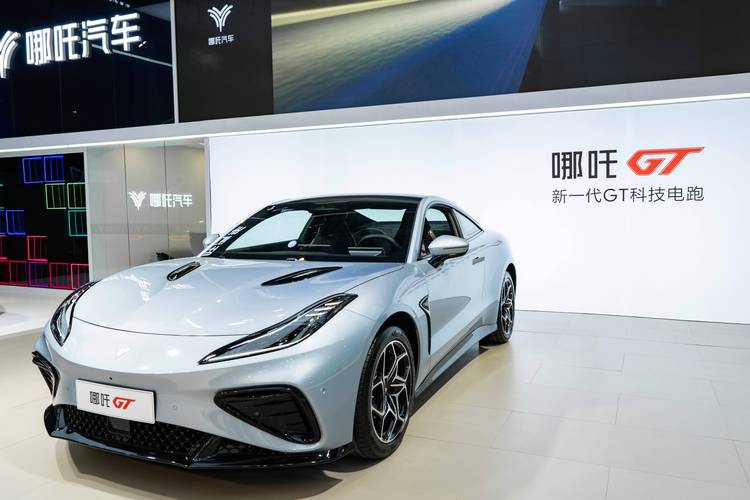 重庆133哪吒汽车在智能汽车领域的表现，领途汽车在新能源汽车市场中的影响力